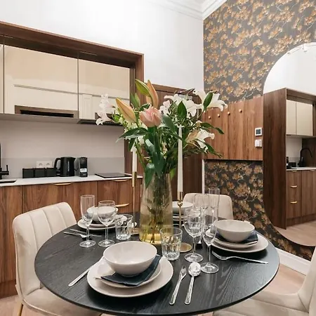 Deluxe Two-bedroom With Old Town View Cracovia